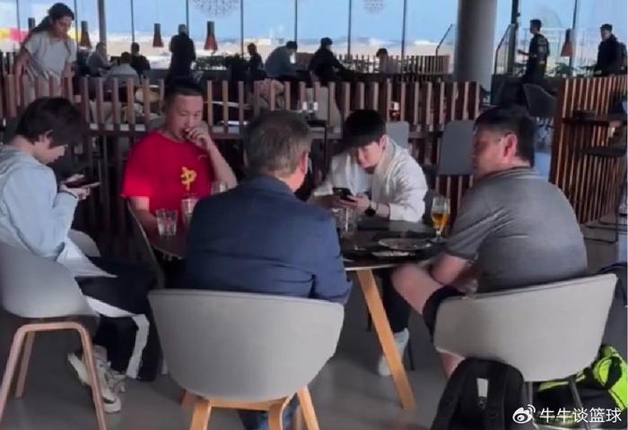 开云-惬意!球迷头等舱休息室偶遇孙颖莎师徒，莎莎签名合影翘二郎腿休息