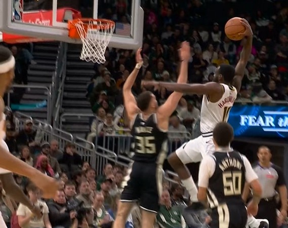 开云体育官网-投不进就砸！哈达威冲筐面对补防单臂砸扣 字母哥替补席神情落寞