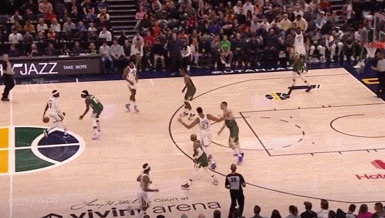 开云注册-大洛归来带回雄鹿ID 卫冕冠军开启冲刺模式